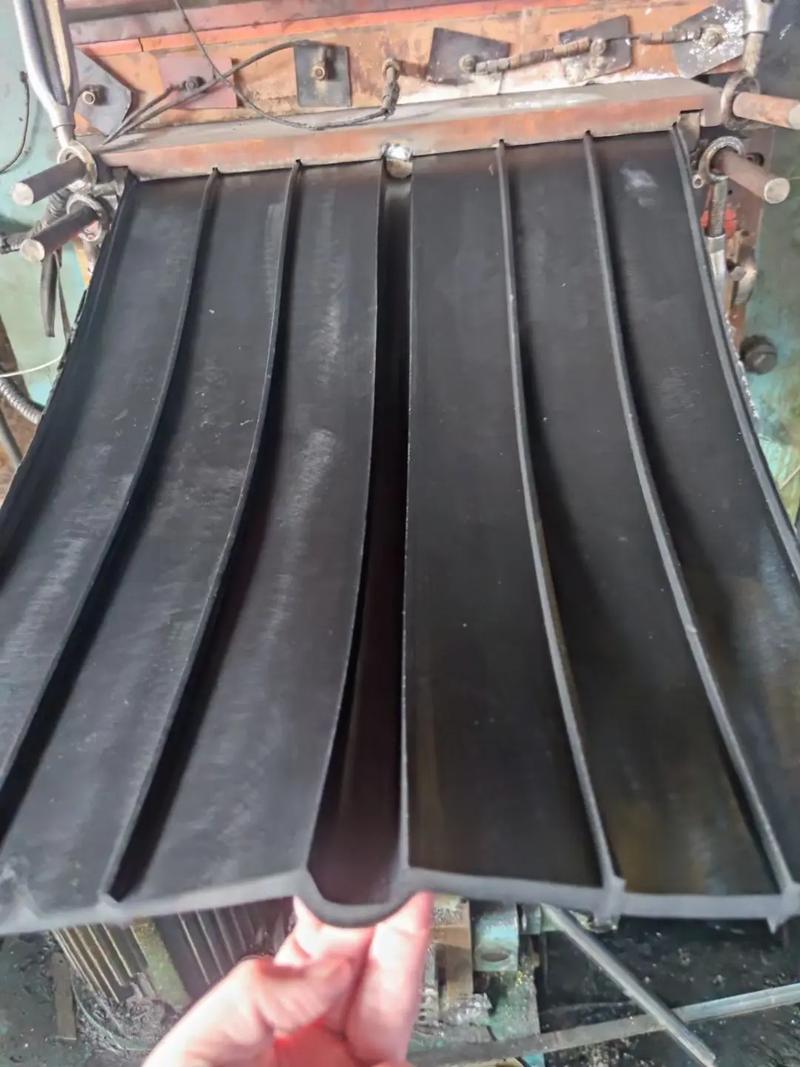 廠家直銷優質止水帶——專注橡膠制品與橡塑制品生產